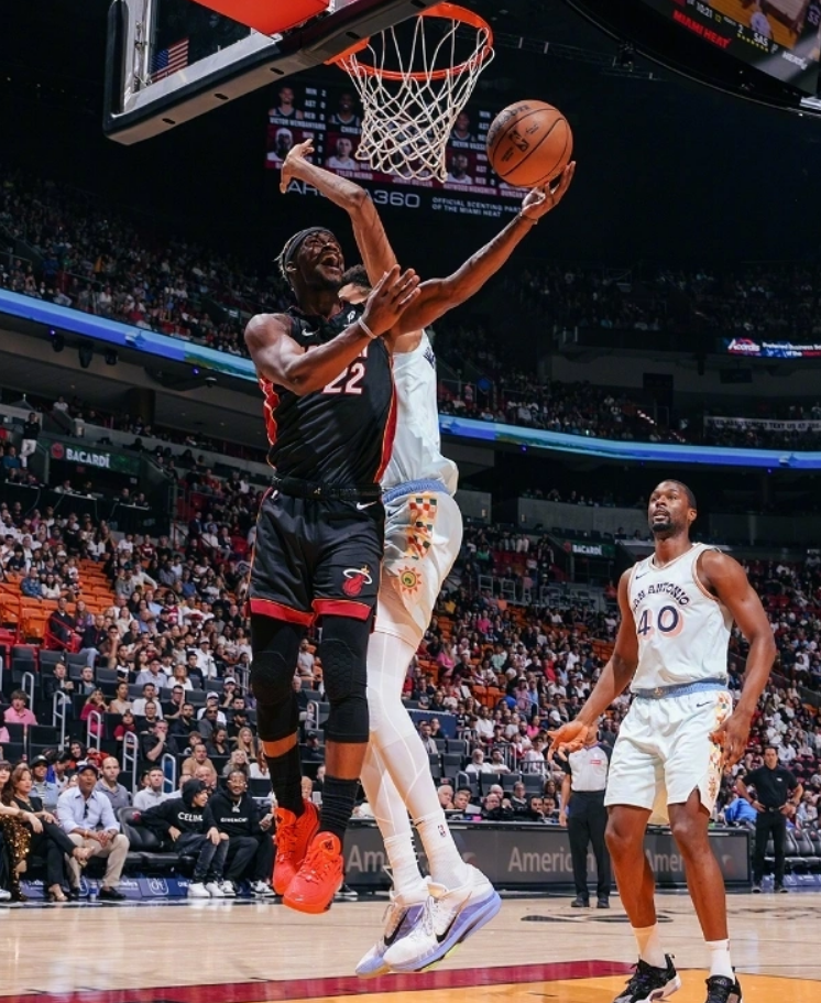 热火翻盘掘金，米切尔点燃赛场