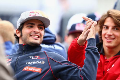 梅赛德斯轻取红牛二队,塞恩斯扛起全队 梅赛德斯轻取红牛二队,塞恩斯扛起全队