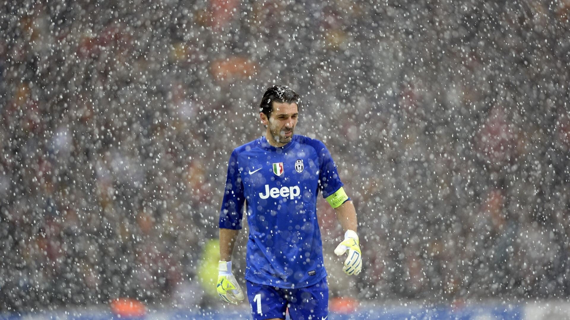 英超争冠焦点战，当绿茵场与篮球馆的呐喊共振